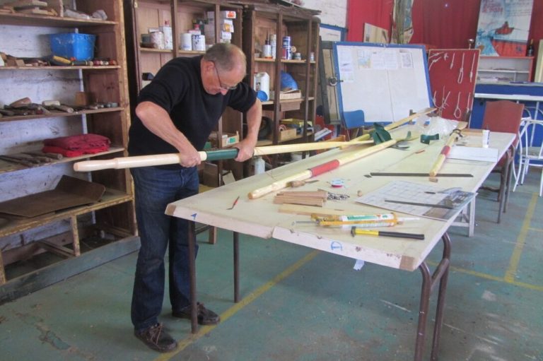 Adhérents au travail dans l'atelier de restauration des doris