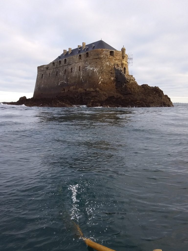 Le fort de la Conchée dans la baie de Saint-Malo